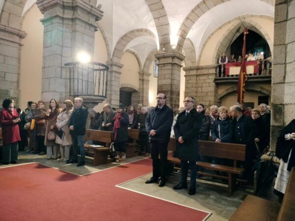 Celebración del Día de San Blas en una iglesia con asistentes