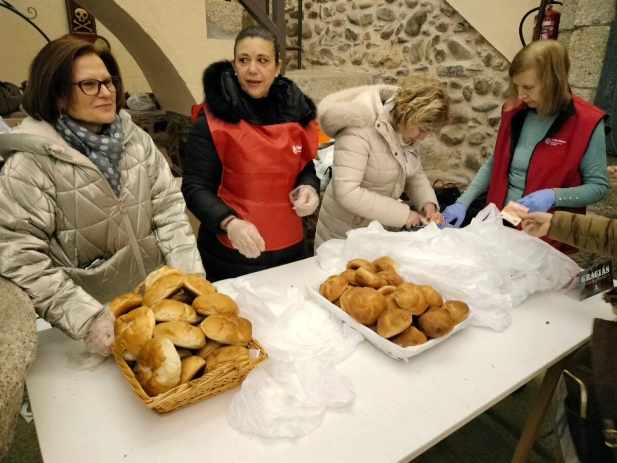 Celebración del Día de San Blas con mujeres preparando panes