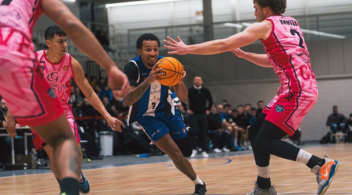 Jugadores de baloncesto en acción durante un partido emocionante.