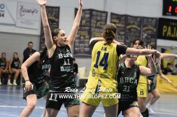 Jugadoras de baloncesto en acción durante un partido competitivo