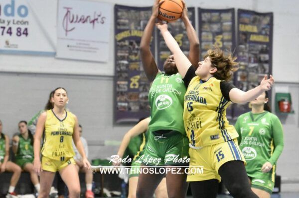Jugadoras de baloncesto compitiendo en un partido intenso