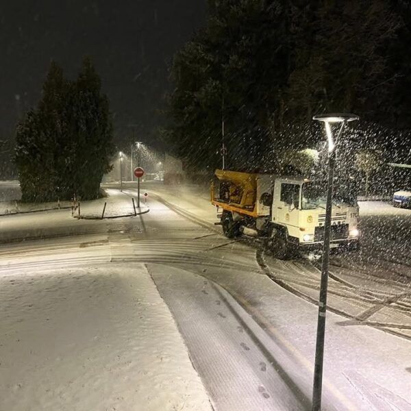 Camión de limpieza en una calle nevada durante la noche en León