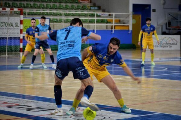 Jugadores de Ponfesala y Villaquilambre en un partido de fútbol sala