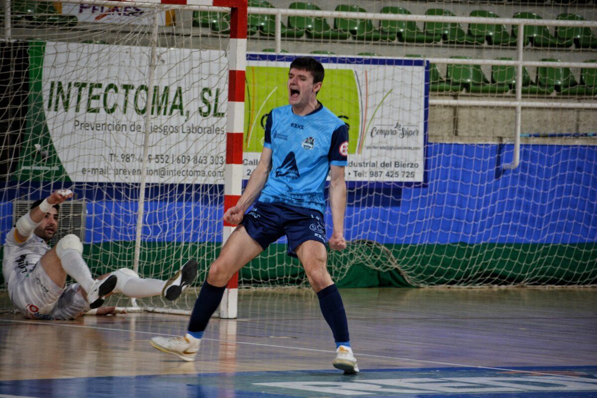 Jugador del Ponfesala celebrando un gol durante el partido