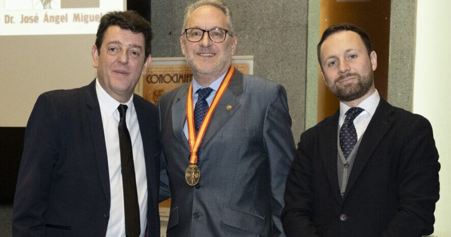 Entrega de medalla de Conocimiento Turístico al profesor José Ángel Miguel Dávila
