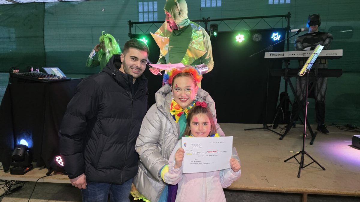Familia sonriente en el Carnaval de Camponaraya con disfraces coloridos