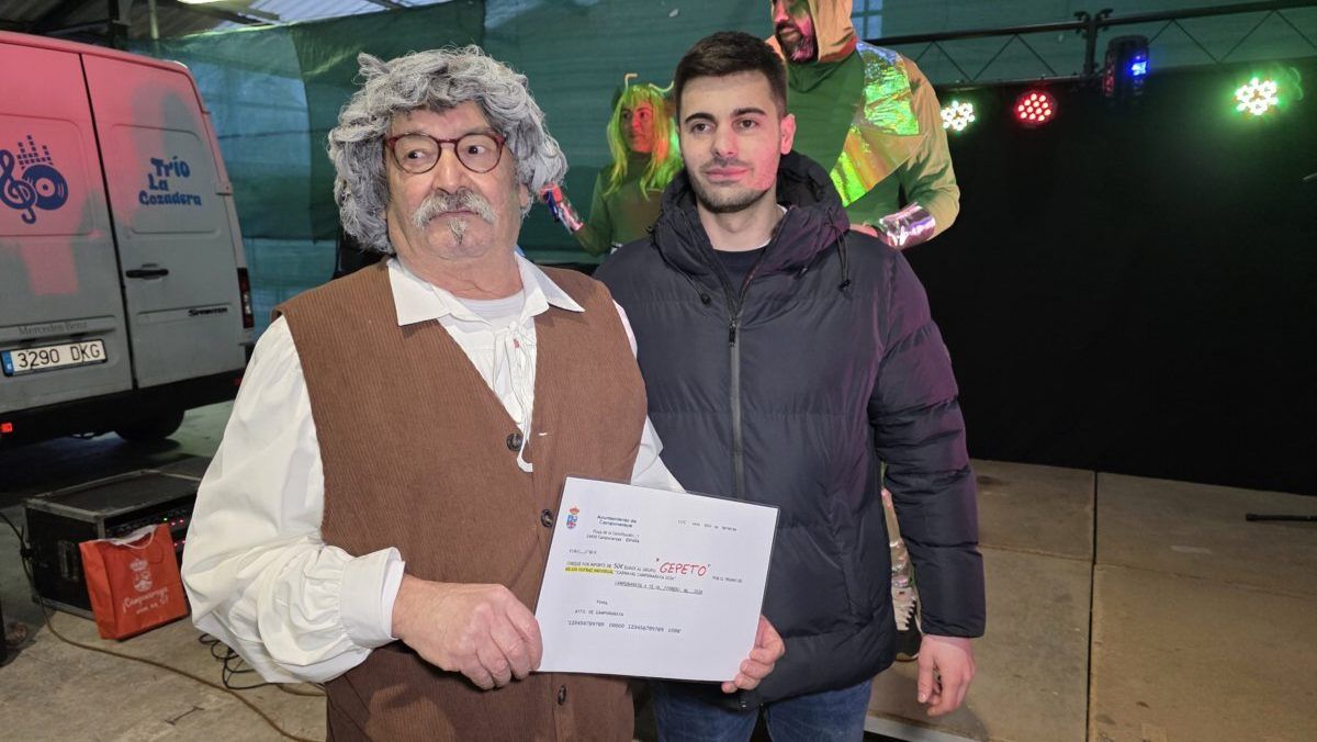 Dos personas posando en el Carnaval de Camponaraya con vestimenta festiva