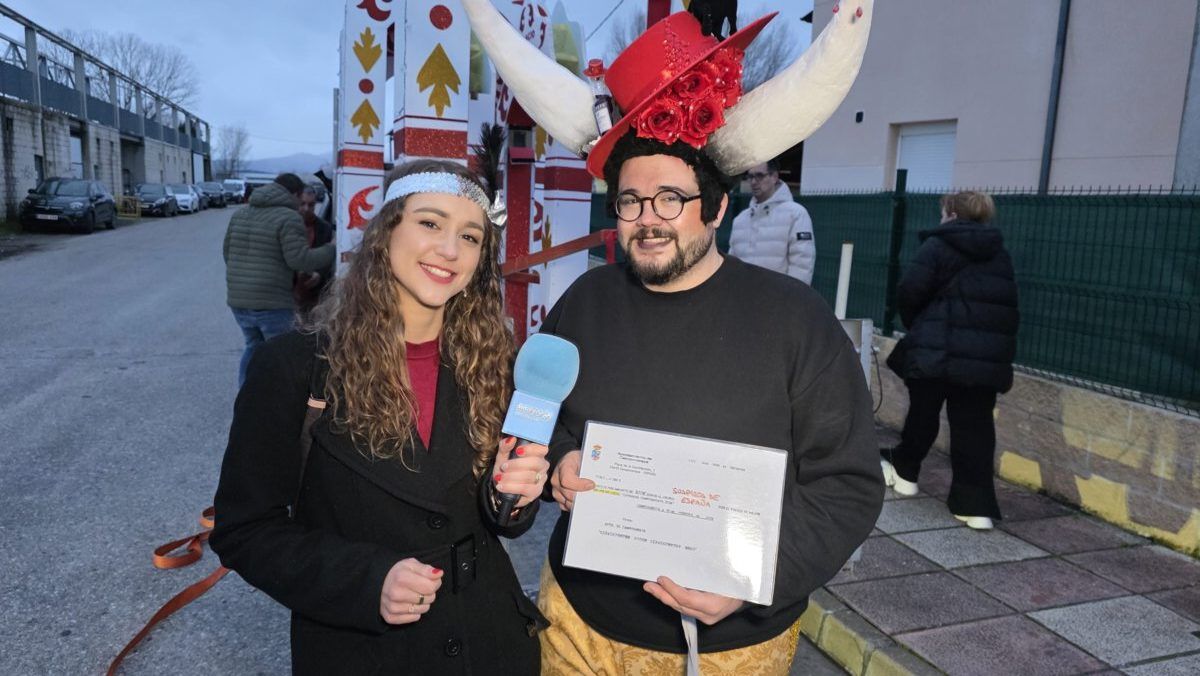 Entrevista en el Carnaval de Camponaraya con participantes disfrazados