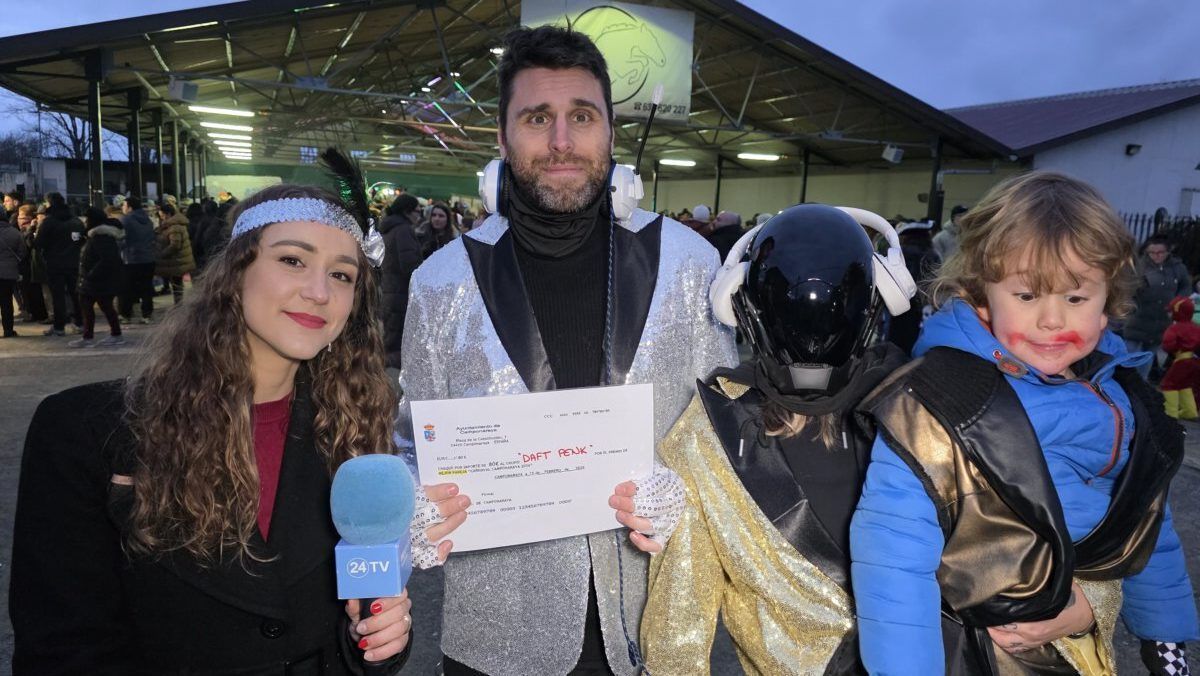 Entrevista en el Carnaval de Camponaraya con disfraces coloridos