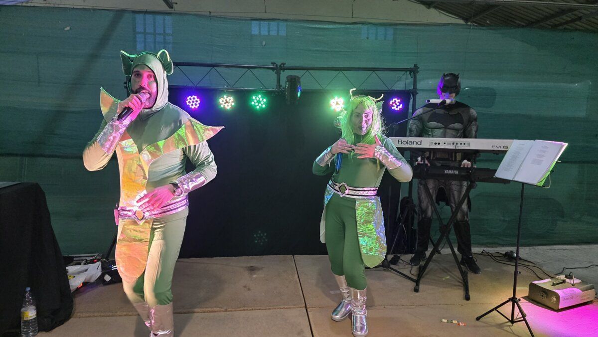 Actuación en el carnaval de Camponaraya con personajes disfrazados