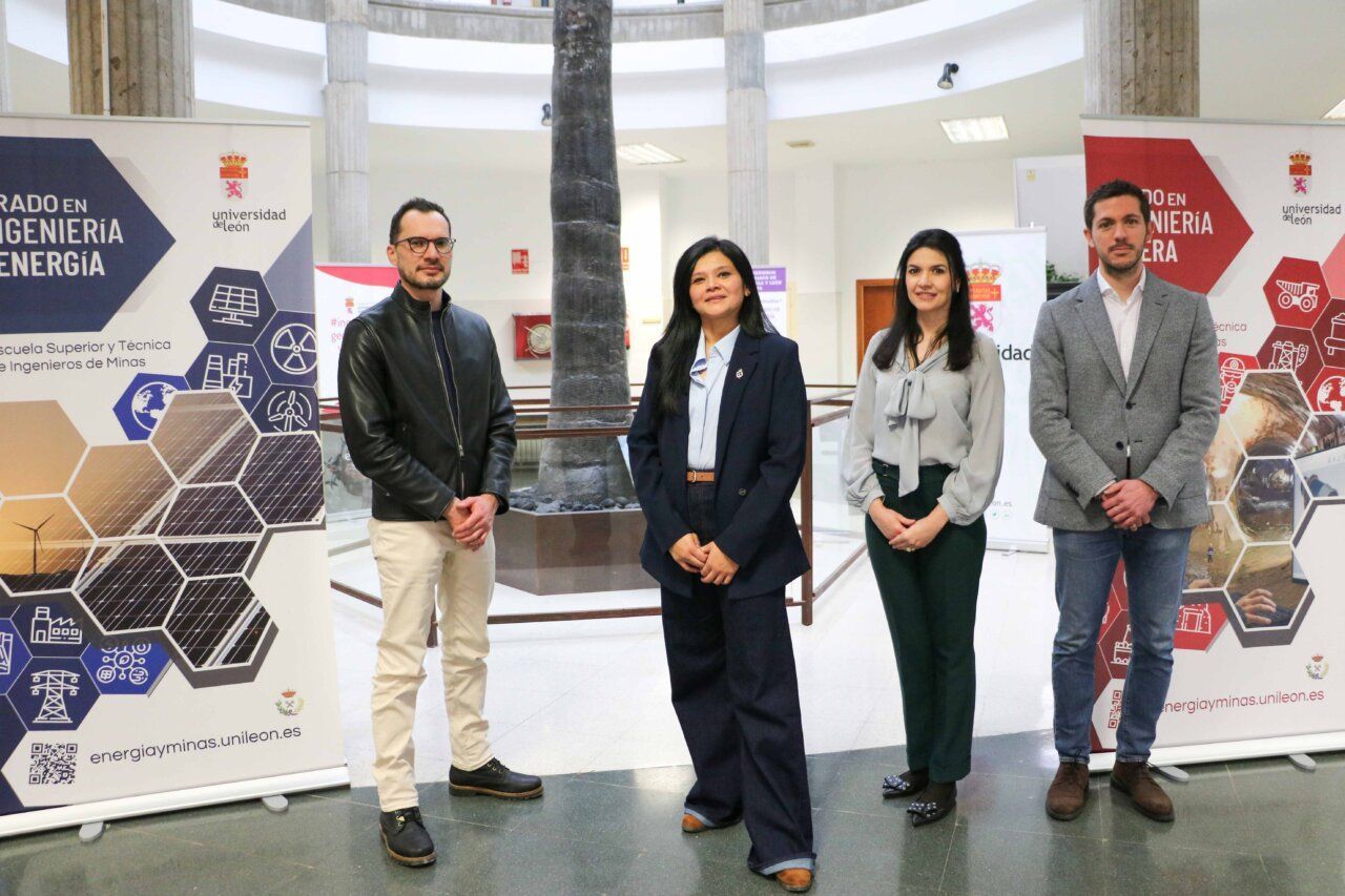 Equipo directivo de la Escuela de Minas de la Universidad de León posando en el campus.