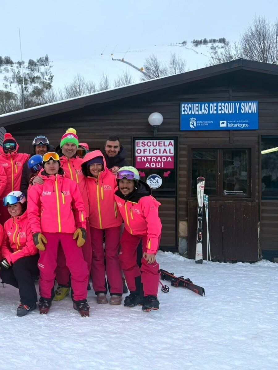 Grupo de instructores de esquí en Leitariegos con ropa rosa