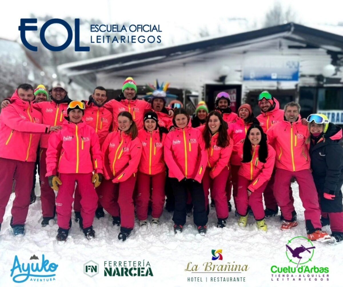 Equipo de la Escuela Oficial Leitariegos en la nieve