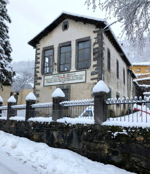 Vista exterior de la escuela centenaria de Orallo cubierta de nieve