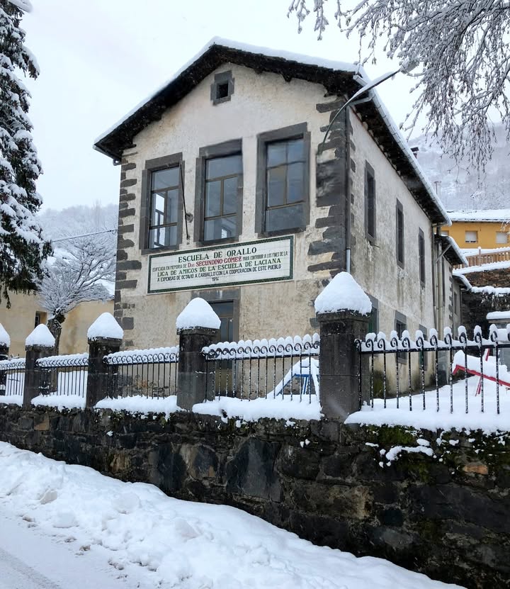 Vista exterior de la escuela centenaria de Orallo cubierta de nieve