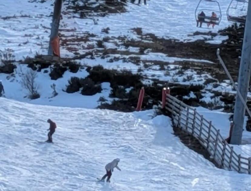 Esquiadores disfrutando en Leitariegos con sillas de telesilla