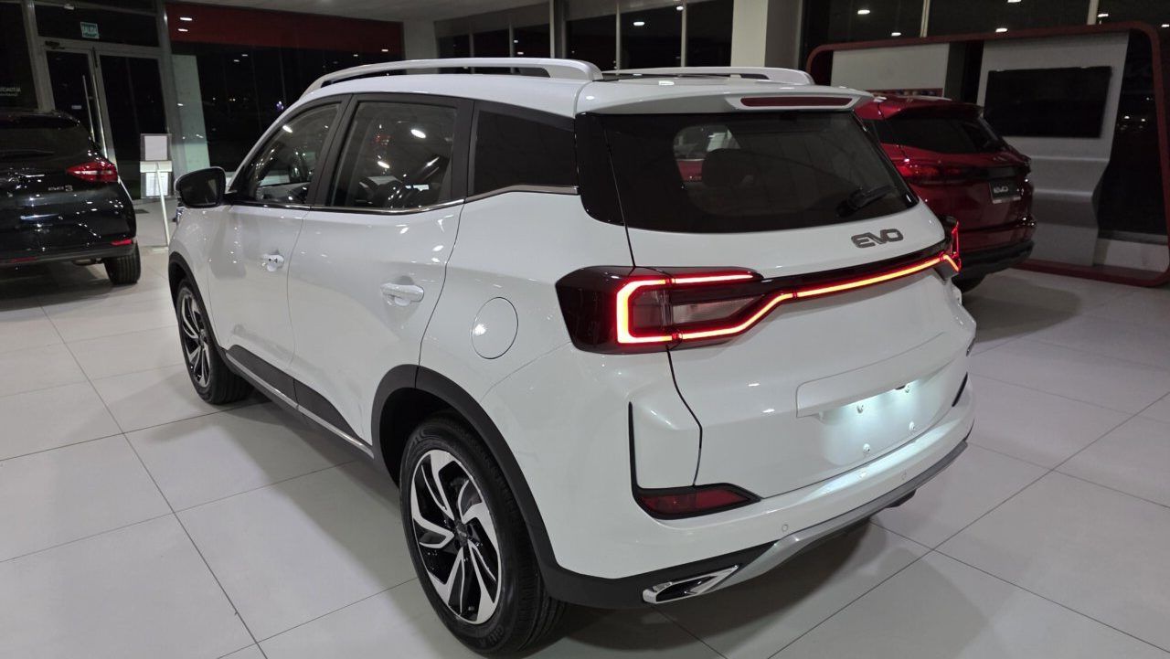 Vista trasera del SUV EVO Cuatro CVT en un concesionario