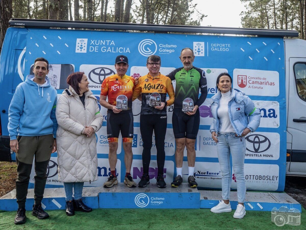 Manuel Terrón y otros ciclistas en el podio de la Copa Galicia de Resistencia BTT