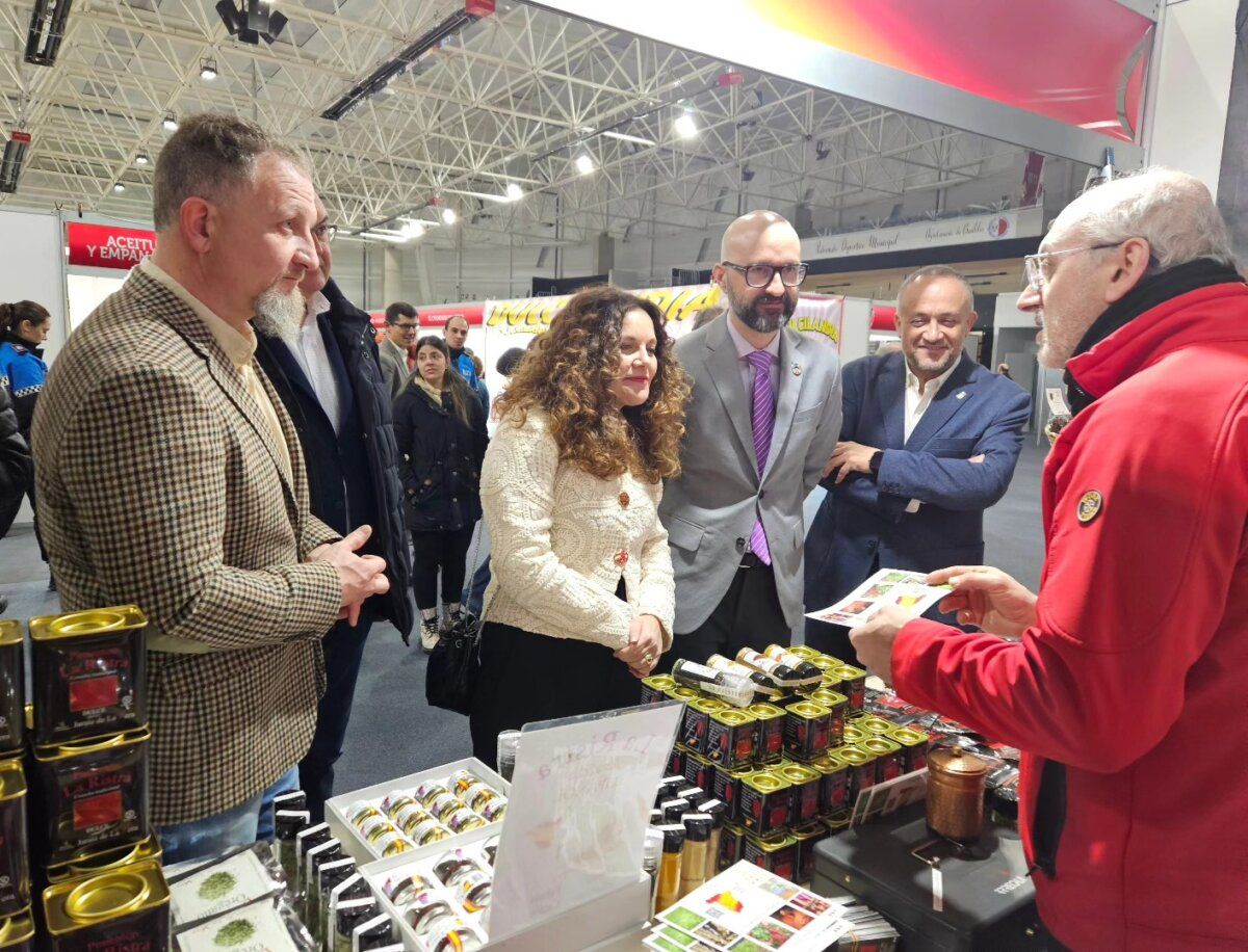 Visitantes interactuando en la XXVI Feria Agroalimentaria de Bembibre