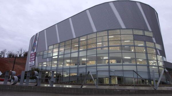 Vista exterior del pabellón Bembibre Arena en un día nublado