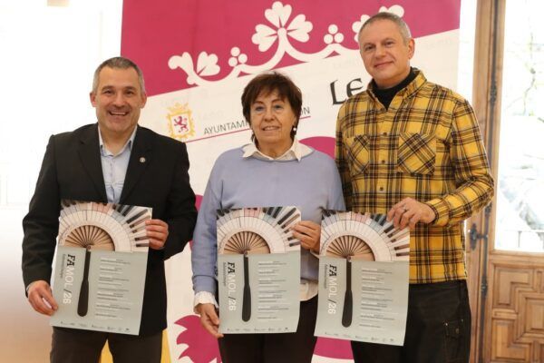 Tres personas sosteniendo carteles del Festival Abierto de Música de Órgano en León