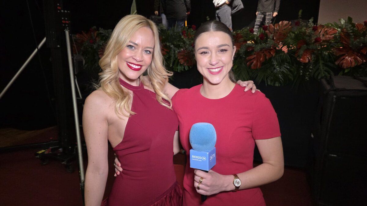 Dos presentadoras sonrientes en la Gala del Festival del Botillo de Bembibre