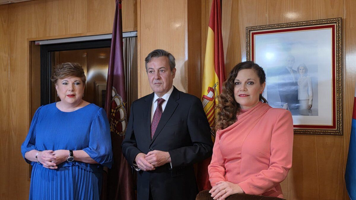 Tres personas posando en un evento oficial en Bembibre