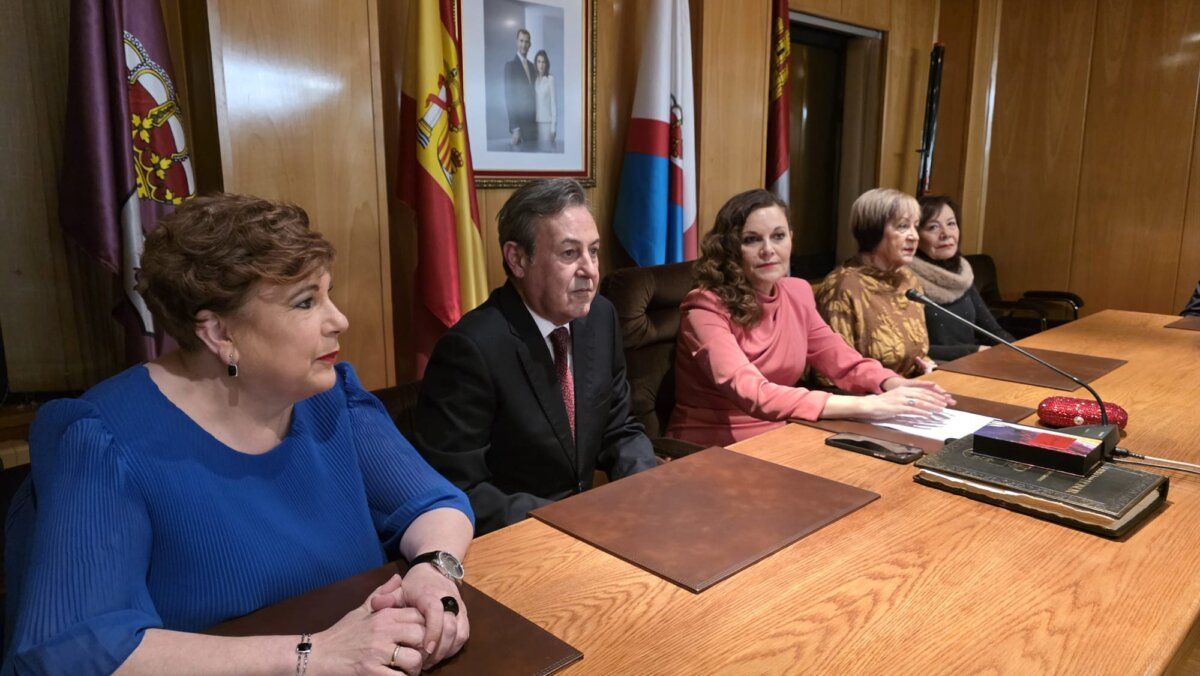 Reunión de autoridades en el festival del botillo en Bembibre