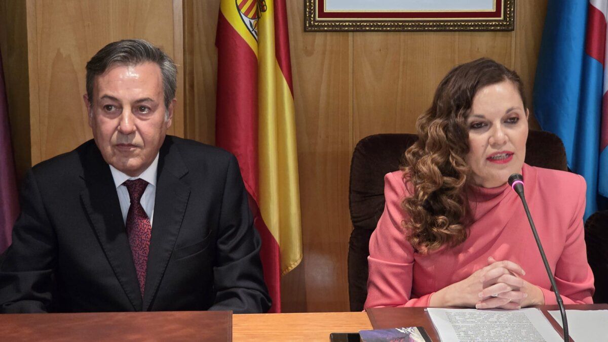 Dos personas en una mesa durante el festival del botillo en Bembibre