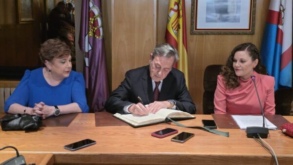 Persona escribiendo en un libro en un evento oficial