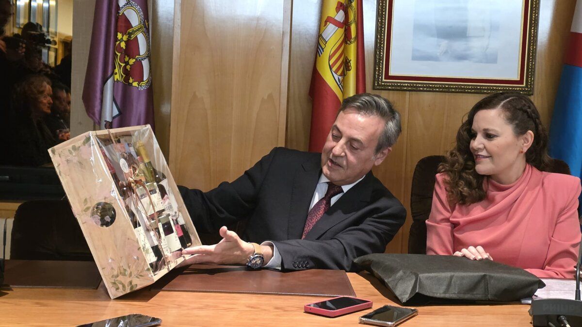 Persona mostrando una caja de regalo en un evento