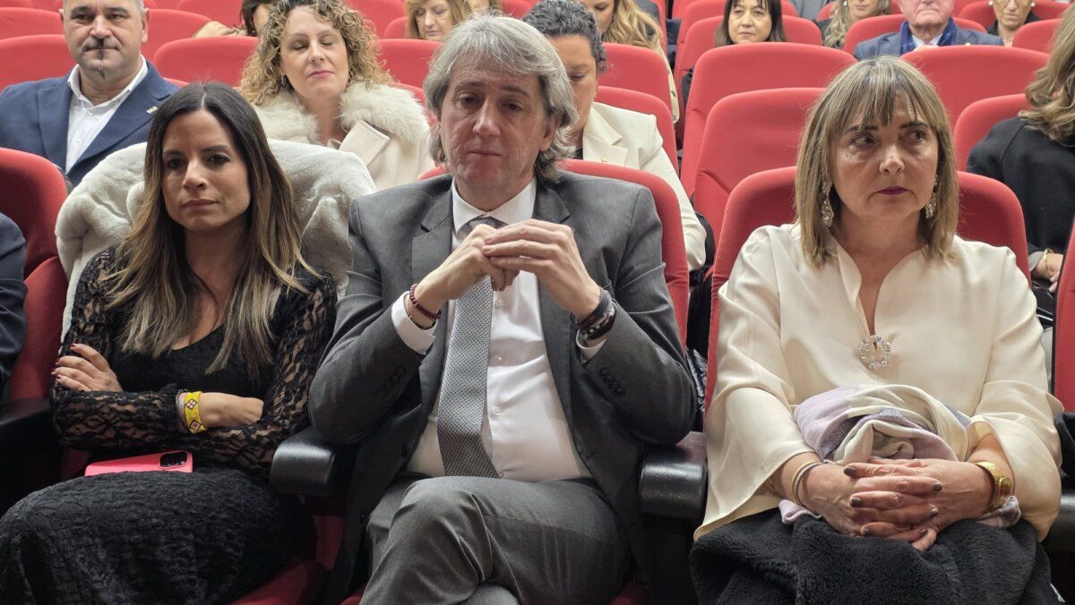 Asistentes al festival del botillo en Bembibre, sentados en butacas rojas.
