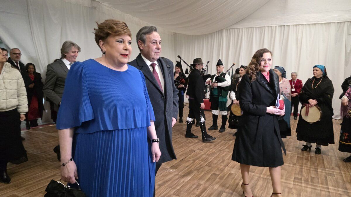 Asistentes al festival del botillo en Bembibre con trajes tradicionales