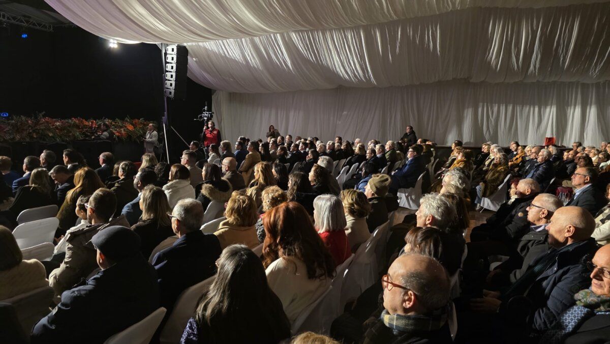 Multitud de personas sentadas en un evento del festival del botillo en Bembibre