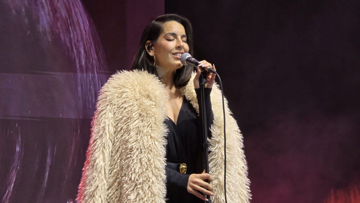 Cantante en el festival de botillo en Bembibre con abrigo de piel