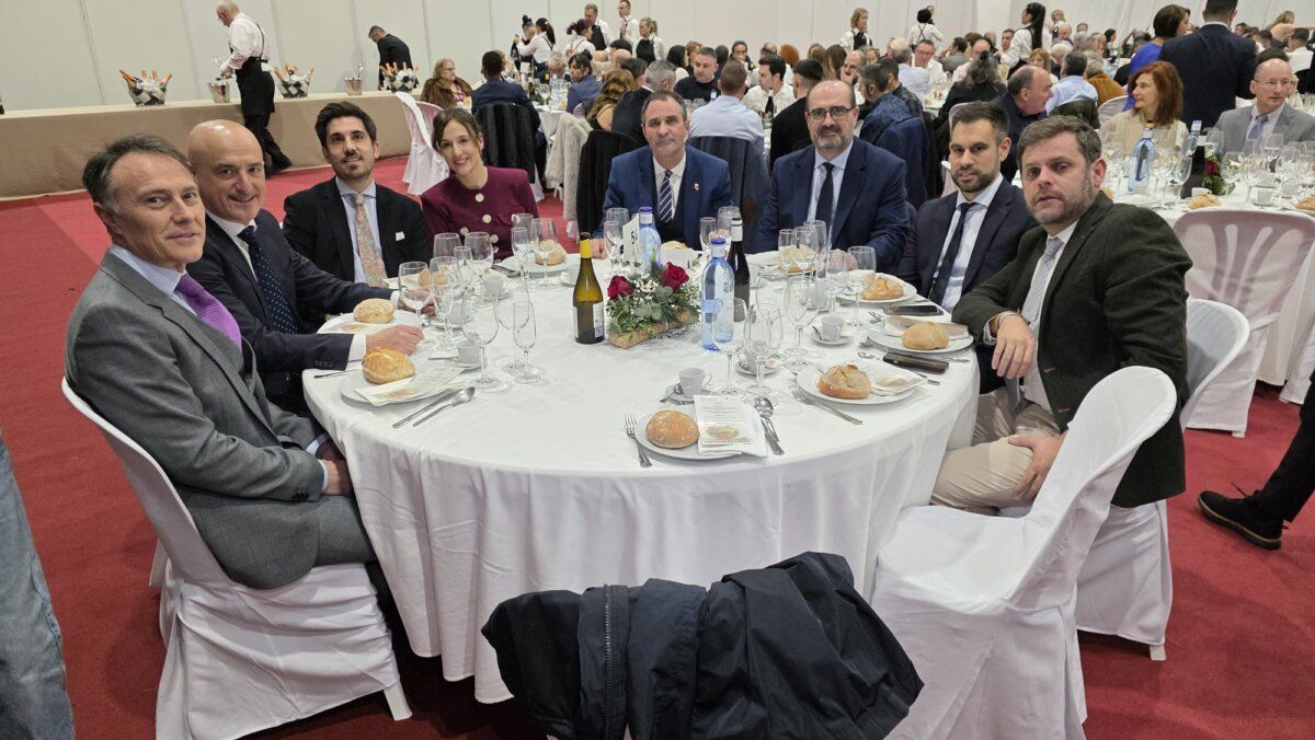 Grupo de personas sentadas en una mesa durante el festival del botillo en Bembibre