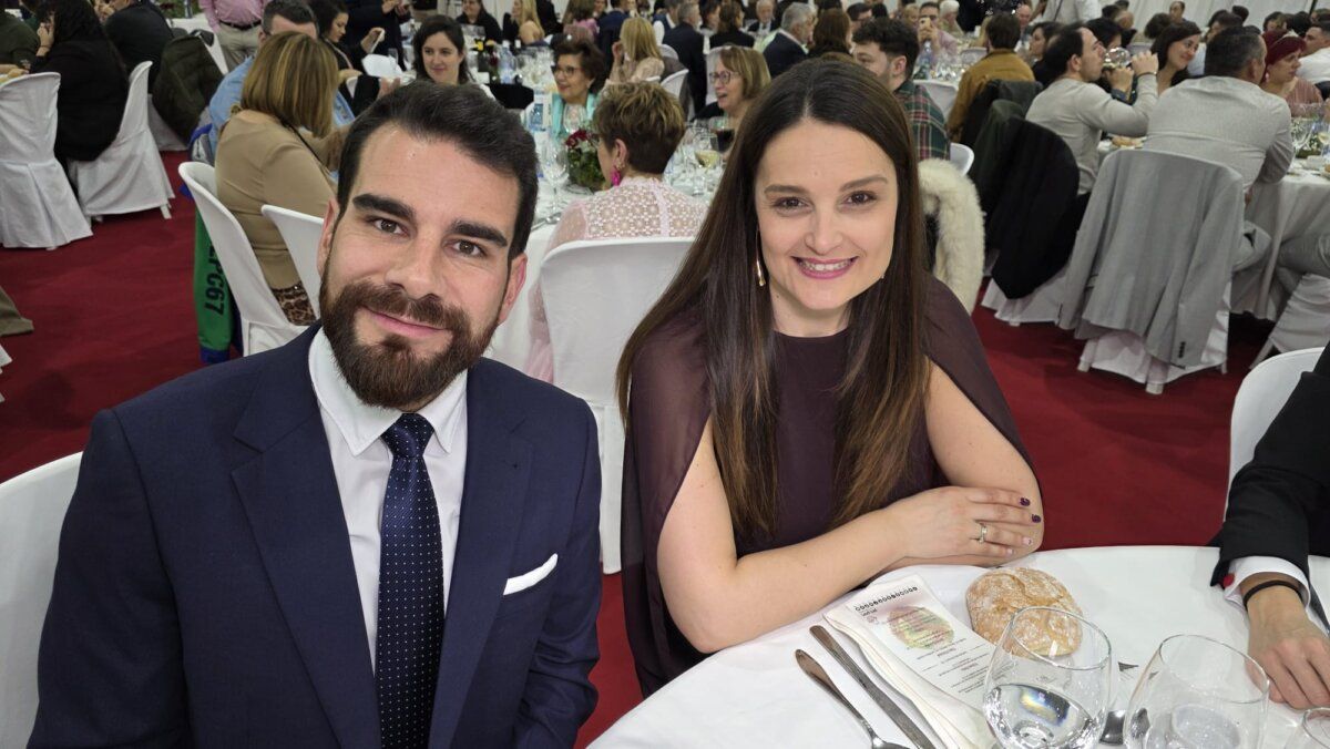 Pareja sonriente en el festival del botillo en Bembibre