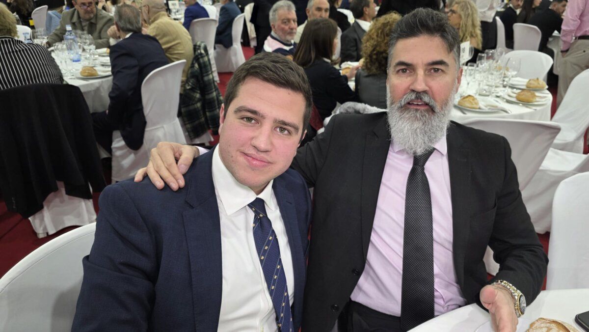Dos hombres posando en un evento del festival del botillo en Bembibre.