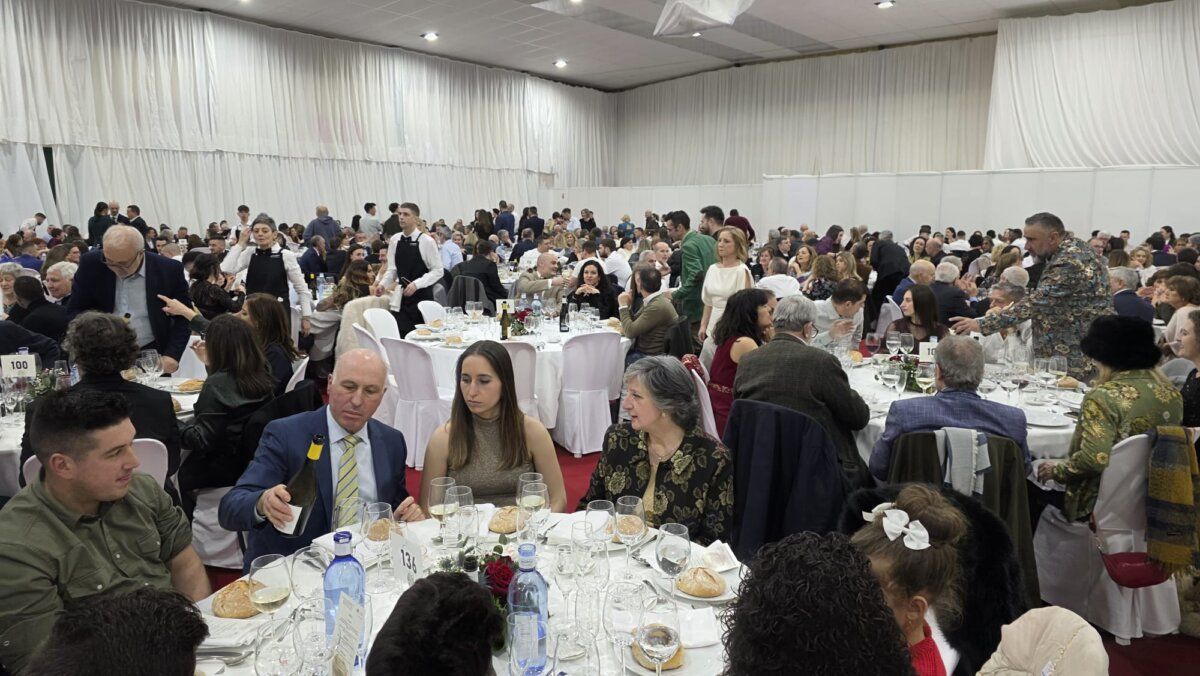 Gran cena en el festival del botillo en Bembibre con muchas personas
