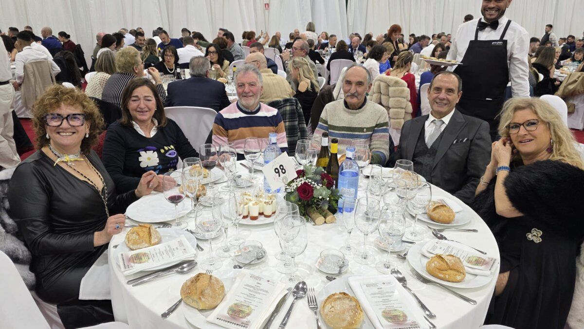 Grupo de personas disfrutando en una mesa durante el festival del botillo en Bembibre