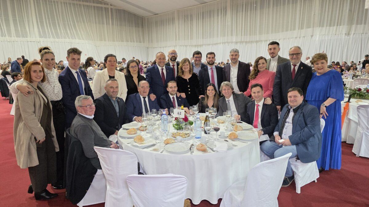 Grupo de personas en una mesa durante el festival del botillo en Bembibre