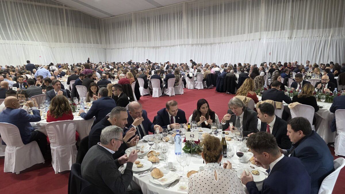 Gran cena en el festival del botillo en Bembibre con muchas personas comiendo.