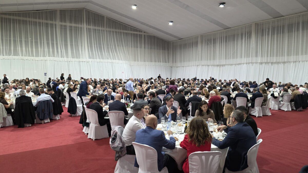 Gran cena con muchas personas en el festival del botillo en Bembibre