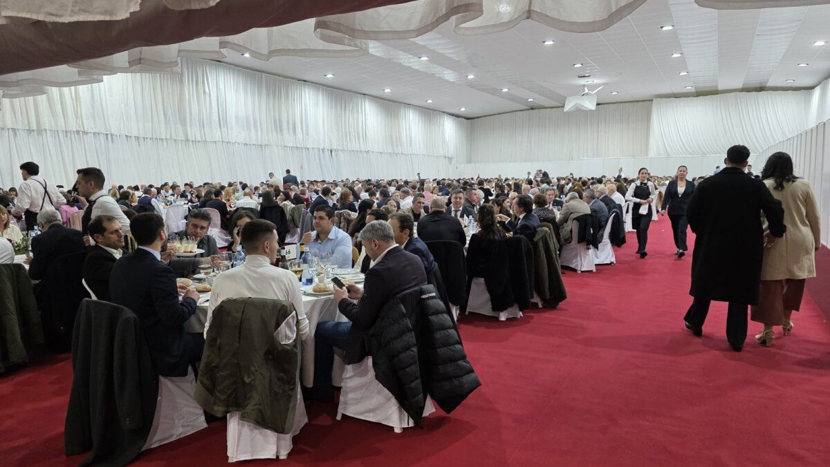 Gran cena en el festival del botillo en Bembibre con muchas personas