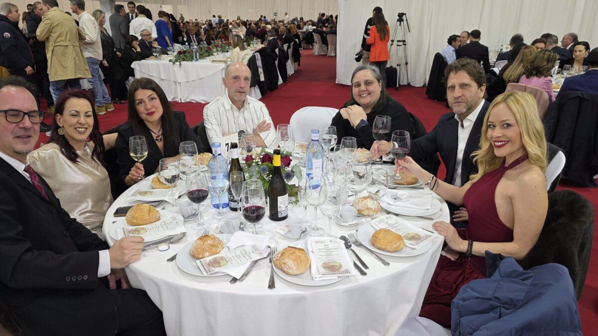 Grupo de personas disfrutando en la mesa del festival del botillo en Bembibre