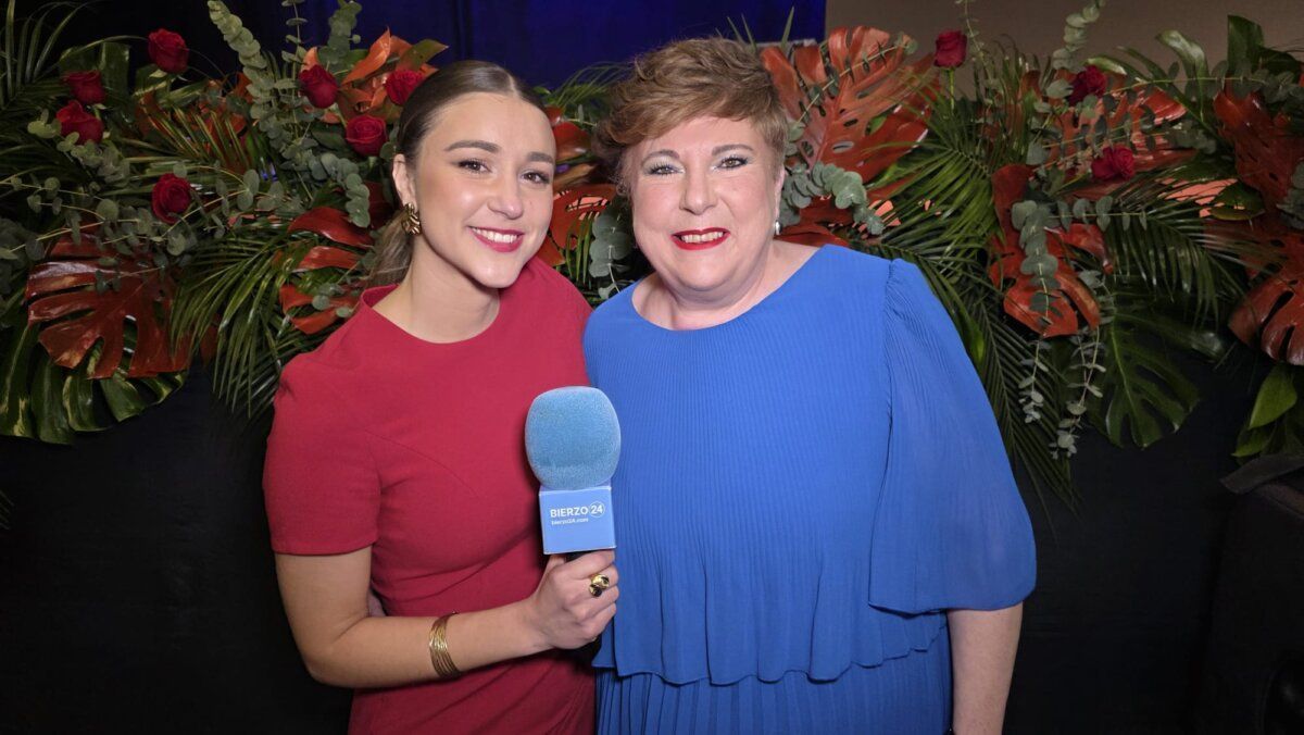 Dos mujeres sonrientes en la Gala del Festival Internacional del Botillo de Bembibre