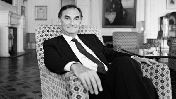 Retrato de Francisco Tomás y Valiente en un entorno formal.