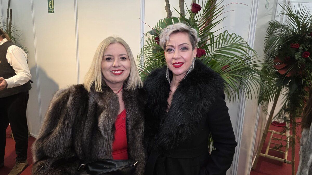 Dos mujeres posando en la Gala del Festival Internacional del Botillo de Bembibre