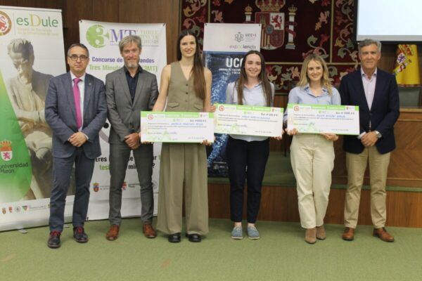 Tres ganadoras del concurso Tres Minutos Tesis mostrando sus premios