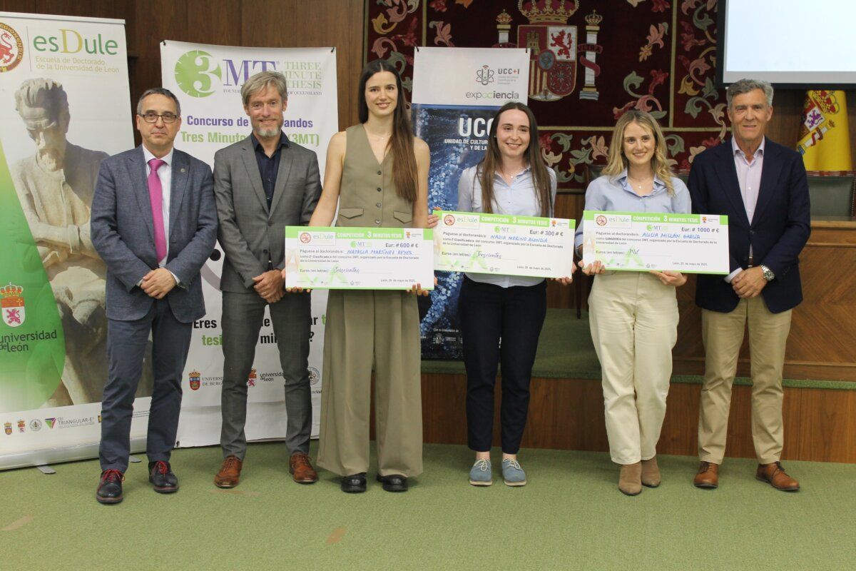 Tres ganadoras del concurso Tres Minutos Tesis mostrando sus premios